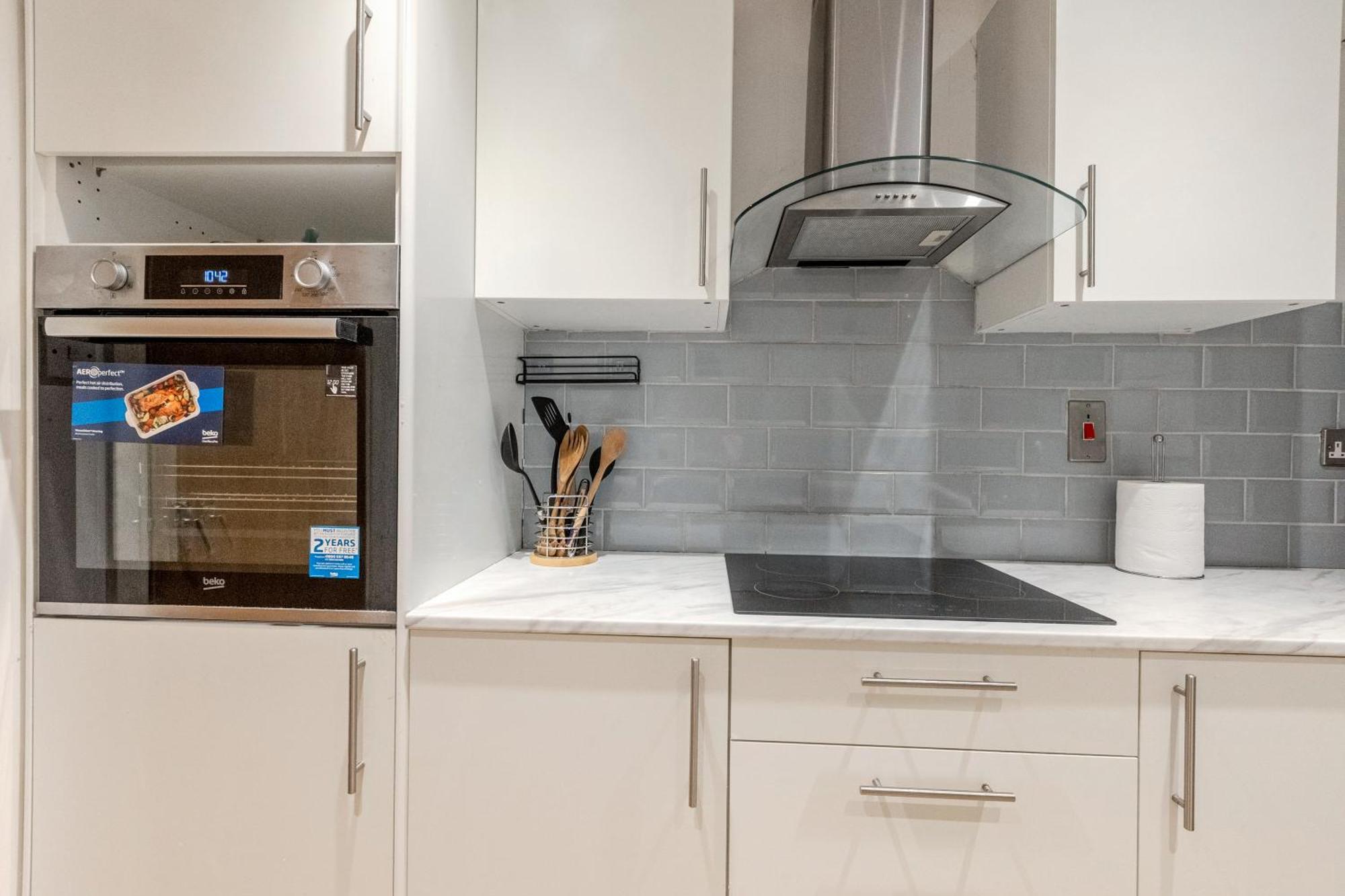 Sunny 1br Gem Near Canary Wharf With Parking Apartamento