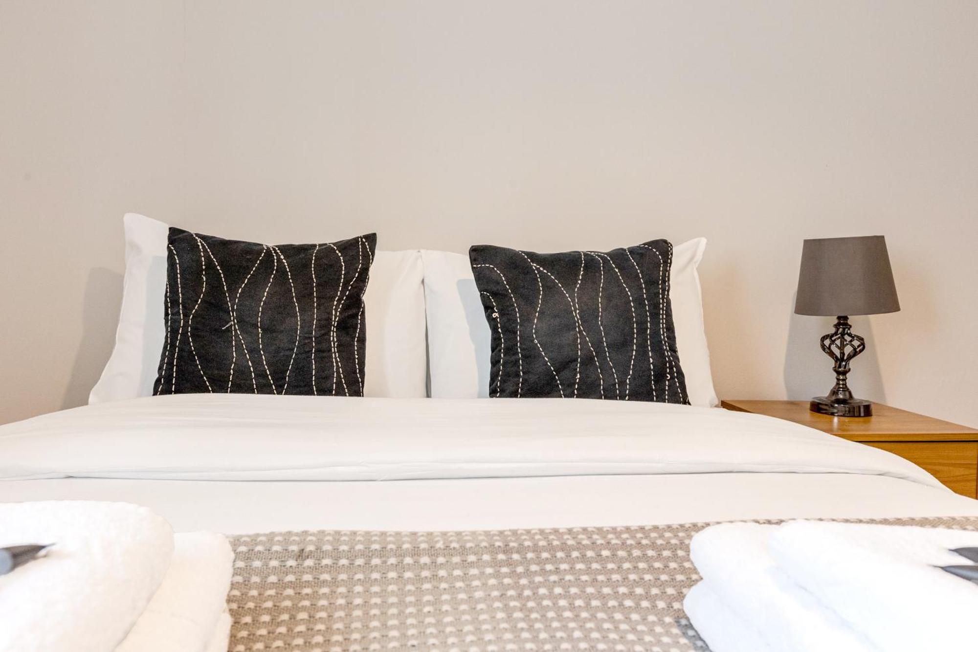 Sunny 1br Gem Near Canary Wharf With Parking Apartamento *